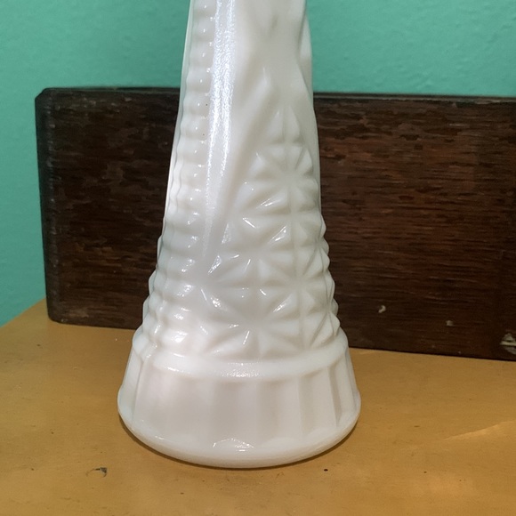 Milk glass vase - Picture 2 of 3